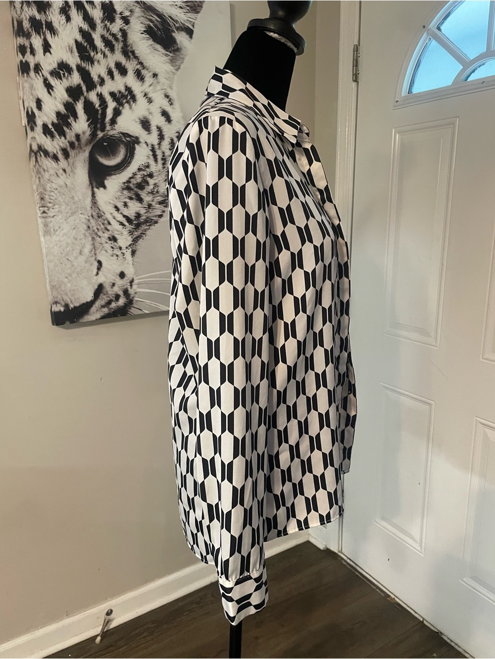 Smooth silky feel blouse geometric pattern button top long sleeve Small Modern - Picture 5 of 8